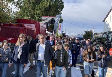 La rue Martial Gérard est désormais investie par le matériel agricole. Une dimension essentielle à la foire Saint Macé de Saint-James.