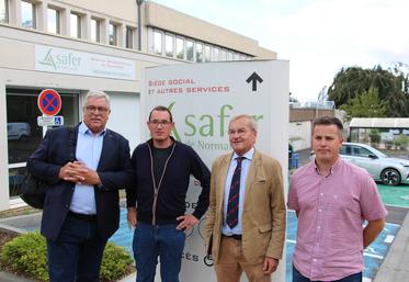 De gauche à droite : Pascal Férey, nouveau président de la Safer de Normandie, Alexis Graindorge ancien président de JA Normandie, aujourd'hui en charge du foncier, Emmanuel Hyest, ancien président de la Safer de Normandie et Pierre Lebaillif, président du comité technique Safer dans l'Eure et ancien président de JA Normandie également.