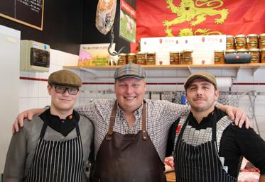 Dylan Danot, créateur de contenu depuis 1,5 ans, est boucher-charcuter à Aunay-sur-odon avec sa compagne, Laura. Ils y emploient quatre salariés.