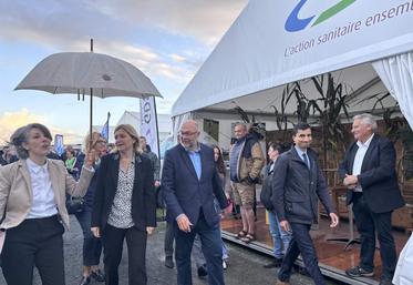Stéphanie Maubé, maire de Lessay, a accueilli Yaël Braun-Pivet, présidente de l'Assemblée nationale, pour inaugurer la foire. Une première.