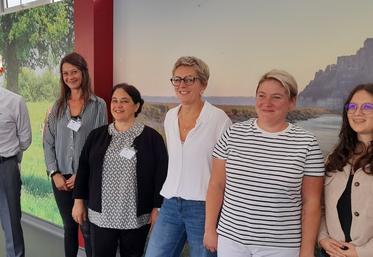 Mickaël Canu, directeur de Socopa Coutances, Charlotte Fourmont, de la Mission locale de Coutances, Paulette Avice de France Travail, Fanny Goron, responsable ressources humaines à Socopa, Julie Lecouturier, salariée, et Maëlle Lambert, assistante RH à Socopa.