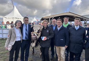 Une image particulière pour cette foire agricole. Yaël Braun-Pive, au cou d'une Normande de viande, est repartie avec une plaque qu'elle déposera à l'Assemblée nationale.