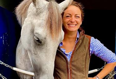 Louise Lhermitte est éthologue pour chevaux en Normandie et dans d'autres régions. Elle intervient auprès des professionnels comme des particuliers.