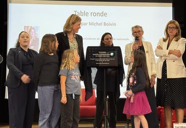 La plaque au nom de Angèle Lamoureux a été inaugurée par Marie-Pierre Fauvel, maire de Saint-Jean-d'Elle, en présence d'élues nationales et européennes.