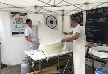 Dans les foires ou les salons, la From'Mobile du lycée de Saint-Lô There se déplace. Et pour l'édition 2025, le Grand Thère sera dégusté, fromage fabriqué l'année dernière à partir du lait des vaches de la foire. Une première.