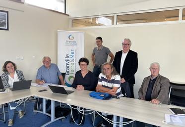 Solène Polleau, de l'urbanisme à GTM, François Serrant, secrétaire de la section propriétaire ruraux de la FDSEA, Josiane Béliard, présidente, Arnaud Bontemps, responsable du service Gemapi de GTM, Stéphane Sorre, président de GTM, Didier Leguelinel, vice-président en charge de Gemapi et Michel de Tarade, de la Propriété privée rurale.