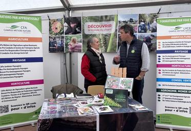 Karen Saccardy, directrice du Campus métiers nature de Coutances et François Rihouet, président de la Chambre d'agriculture de la Manche, échangent sur la formation des jeunes.