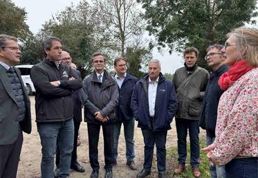 Le préfet de la Manche, Marc Chappuis, s'est déplacé dans deux exploitations pour prendre le pouls de l'agriculture manchoise.