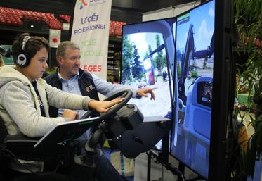 Au Salon tous paysans, il est possible de tester la simulation de conduite de tracteur.