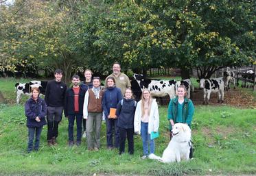Guillaume Hamel, producteur Les 2 Vaches près d'Isigny-sur-mer, et Laure, sa fille bientôt associée sur la ferme et récemment diplômée d'UniLaSalle, ont accueilli un groupe de huit élèves mercredi matin.