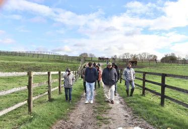 Après avoir expliqué son système d'élevage, Pierre Julienne a illustré ses propos en amenant l'assemblée au cœur de son élevage : dans les herbages.