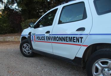 En mai 2025 lors d'une rencontre chasseurs et maires, Antoine Derieux, directeur régional de l'OFB, affirmait : "On nous reproche d'agir sur délation (destruction d'habitats, de haies, comblement de mares, etc.). Or, on fait très peu de contrôles agricoles. Cette problématique s'applique à tout le monde. Nous ne sommes pas payés au nombre d'infractions relevées, mais bien pour protéger l'environnement".