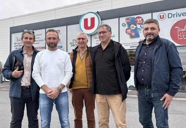 Laurent Binet, entouré de Thierry Renouf, ancien patron de Super U de Condé-sur-Vire, qui a transmis son magasin à Thomas Lemoine. Ils sont accompagnés d'Eric de Mondésir (Agon-Coutainville) et de Nicolas Chenu, responsable activité métiers boucherie chez Système U