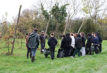 Jean-Baptiste Jacob a donné les consignes de ramassage aux élèves avant de les laisser opérer en autonomie sur la matinée.