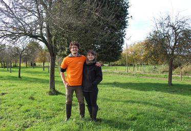 Yoann Quiniou et Jeanne Hervault, éleveurs laitiers à Loré dans l'Orne, ont ouvert les portes de la Ferme du Bois.