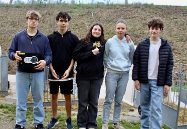 L'équipe composée de Raphaël, Sidonie, Félicien et leurs camarades a remporté les premiers la coupe des foins.