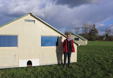 Marie Le François, 40 ans, ambitionne avec Picore et pâture de s'installer en volailles de chair bio à Saint-Vaast-sur-Seulles. Elle a déjà installé deux poulaillers mobiles sur les cinq prévus au total.