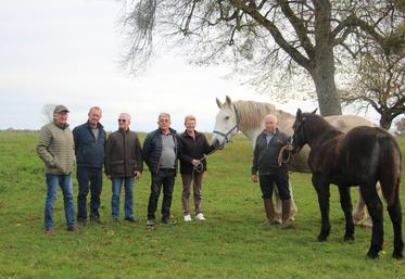 Régis Chevallier, vice-président de l'Office de tourisme du Pays Mêlois, Étienne Decayeux, président du syndicat Percheron, Guy Belloche du bureau de l'Office de tourisme, Dominique Ratier, président de l'Office de tourisme, ont organisé cet événement. À leurs côtés, Denis et Jeanine Lemercier.
