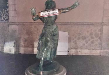 Vendredi 7 novembre, la FDSEA et les JA de l'Orne se sont mobilisés à Bellême.