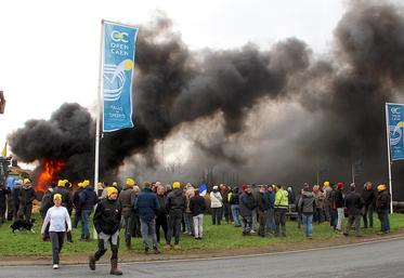 Près de 300 bonnets jaunes, accompagnés de 150 tracteurs, ont bloqué le rond-point du Zénith dès 11 h. La circulation dans Caen intra-muros et sur le périphérique a été perturbée tout au long de la journée.