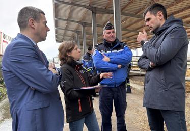 François Le Verger, directeur de cabinet du préfet de la Manche, en visite sur un centre d'allotement, avec la DDPP et la gendarmerie, s'est déplacé dans les Établissements Béchet pour assurer le renforcement des contrôles de mouvements d'animaux dans l'intérêt de ne pas faire entrer la DNC dans la Manche.