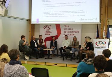 Les risques sur une exploitation agricole sont multiples. On peut les classer en quatre catégories : les risques climatiques, sanitaires, conjoncturels et humains. Pour pallier ces risques, il existe des outils à mettre en place tels que la vaccination, l'assurance MRC (Multirisques climatiques), la formation...