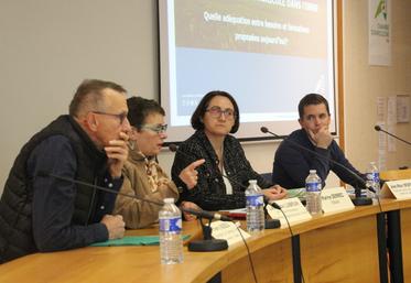 Thierry Bizeul, directeur du Campus Terre Avenir à Sées, Laurence Lubrun, vice-présidente de la Chambre d'agriculture de l'Orne, Karine Serrec, directrice régionale adjointe de la Draaf Normandie et Jean-Marc Morcet, Chargé de mission promotion des métiers de l'agriculture, lors de la session Chambre vendredi 21 novembre à Alençon.