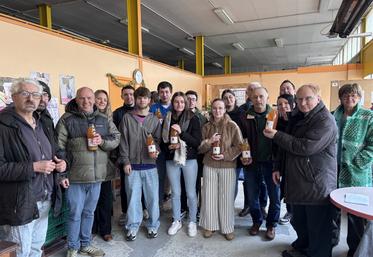 La MSA, la MFR de Percy-en-Normandie, le Bon Sauveur et les Restos du cœur, réunis autour d'une action de glanage de pommes. Une action solidaire qui a du sens.