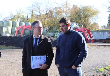 Martin Lafon, nouveau sous-préfet de Vire, a répondu à l'invitation de la Chambre d'agriculture pour visiter la ferme de Nicolas Declomesnil.