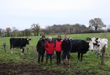 Léo et Philippine se sont installés en 2020 à la suite de Gilles, Hélène et Claude, les anciens exploitants. Gilles et Hélène Lelarge (à gauche sur la photo) continuent à donner un coup de main occasionnel au jeune couple.