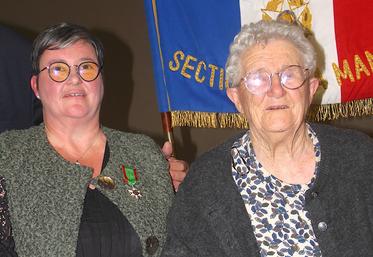 Sandrine au bras de sa maman : "tu fais partie de ces femmes qui ont trait à la main avant de partir à la maternité. Tu fais partie de ces femmes aussi qui ont donné beaucoup pour les autres".