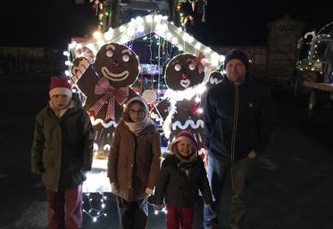 Cédric Dréano est JA à Messei. Il était accompagné de ses enfants (Louane, 9 ans ; Judith, 7 ans ; et Noé, 3 ans) à l'occasion des parades de Noël à Flers.