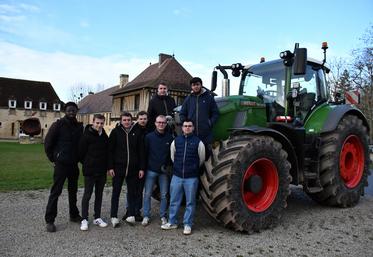 Les étudiants en 2e année de BTSA Génie des équipements agricoles ont orchestré de A à Z, le salon Rob2 qui s'est tenu jeudi 4 décembre au lycée du Robillard à Saint-Pierre-en-Auge. Ils posent ici devant le tracteur autoguidé Fendt 726 (ETA Gondouin).