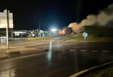 Les JA et la FDSEA ont mis le feu à des ronds points en signe de protestation, à la suite de l'accord du Mercosur qui sera signé par les États membres de l'UE, samedi 17 janvier.