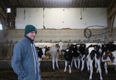 Installé depuis 2003, Jean-Baptiste Radigue a repris l'exploitation de ses parents, située dans la commune de Saint-Michel-des-Andaines. Chaque année, 1 000 100 l de lait sont livrés chez Lactalis ainsi que 200 000 l chez Fléchard.
