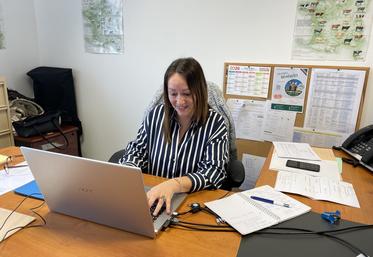 Vanessa Benoit assiste la direction, représentée par Hélène Pien. Accompagnement et appui administratif des sections, relances et ventes d'adhésion, organisation du congrès, etc.