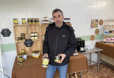 Tony Maubert est officiellement apiculteur depuis 2022. Un rêve de gosse devenu réalité pour cet ancien amateur désormais professionnel. "Le miel est un produit noble qui plaît énormément", affirme-t-il.