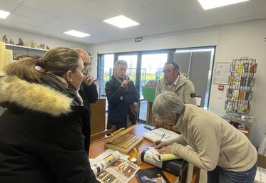 Nadège Mahé, Julien Houchard, Sonia Fontaine et Philippe Clément ont rencontré Brigitte Hamon de l'entreprise Arte Houssard le 6 janvier 2026 dans l'objectif de bâtir une bannière pour le monde agricole.