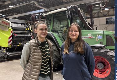 L'Euroise Zoé Paris et la Bretonne, Sidonie Le Glatin, suivent une formation en mécanique agricole à Saint-Hilaire-du-Harcouët. Et elles y sont épanouies.