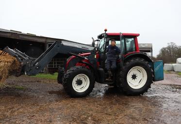 Quentin a acheté un tracteur Valtra d'occasion en Eure-et-Loir afin de regagner en indépendance vis-à-vis des tâches à effectuer sur la ferme.
