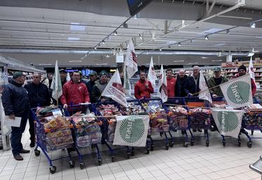 À la fin de l'action, les produits regroupés ont été amenés à l'entrée du magasin. Il y avait une dizaine de caddies.