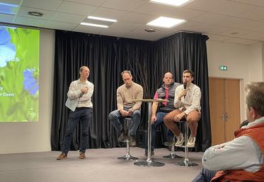 Florian Lemasson (à droite) est technicien cultures à la Coopérative linière du nord de Caen. Il est intervenu à la réunion hivernale de l'AGPL en décembre 2025.