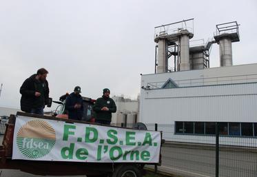 "Alors que les coûts de production des éleveurs restent élevés, le prix du lait payé aux producteurs est en chute libre, mettant en péril la viabilité de nombreuses exploitations", martèle la FDSEA.