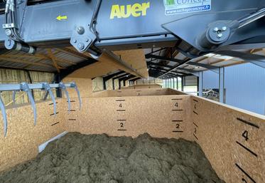 Le bâtiment de 1 800 m2, fait de bois clair et de béton, est installé sur une parcelle de 5 ha (anciens vergers à l'abandon). "C'est un service clé en main, la Sica gère la récolte de luzerne."