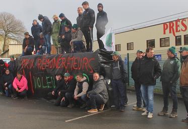 On produirait trop de lait en France mais on importe de la crème pour fabriquer du beurre en Normandie. Un paradoxe et surtout un goût de rance à travers la gorge des laitiers manchois...