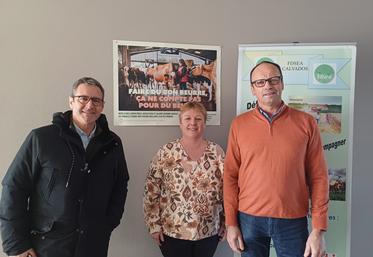 Delphine Bisson, nouvelle présidente de la commission Environnement de la FDSEA du Calvados, entourée de Geoffroy De Lesquen, ancien président, et Xavier Hay, président du syndicat.