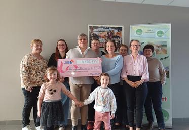 Nathalie Lepelletier, présidente de la section agricultrices de la FDSEA du Calvados, a remis, mi-février 2026, le chèque pour la Ligue contre le cancer du sein. Fruit du travail de la commission pour octobre rose.