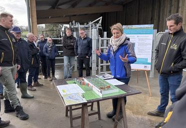 Gilbert Pottier (à droite) a sollicité la MSA, représentée par la conseillère en prévention, Marie-Pierre Dupont, pour son projet de contention. Un projet posé sur le papier, puis réalisé en maquette avant d'être traduit en 3D.