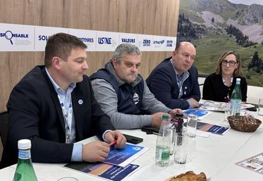 Yohann Barbe, président de la FNPL aux côtés de Stéphane Joandel, secrétaire général, Ludovic Blin, 1er vice-président et Marie-Andrée Luherne, vice-présidente, a fait le point dès le début du Salon de l'Agriculture sur la filière laitière.