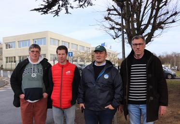 Stéphane Davy (61), Luc Chardine (50), Ludovic Blin (50) et Philippe Marie (14) ont organisé une conférence de presse, vendredi 30 janvier, avant de se rendre chez Agrial (bâtiment en fond) pour échanger sur la conjoncture laitière au nom de la FRSEA de Normandie et de la FNPL.